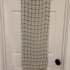 🖤 White and Black Grid Pattern Scarf 🖤